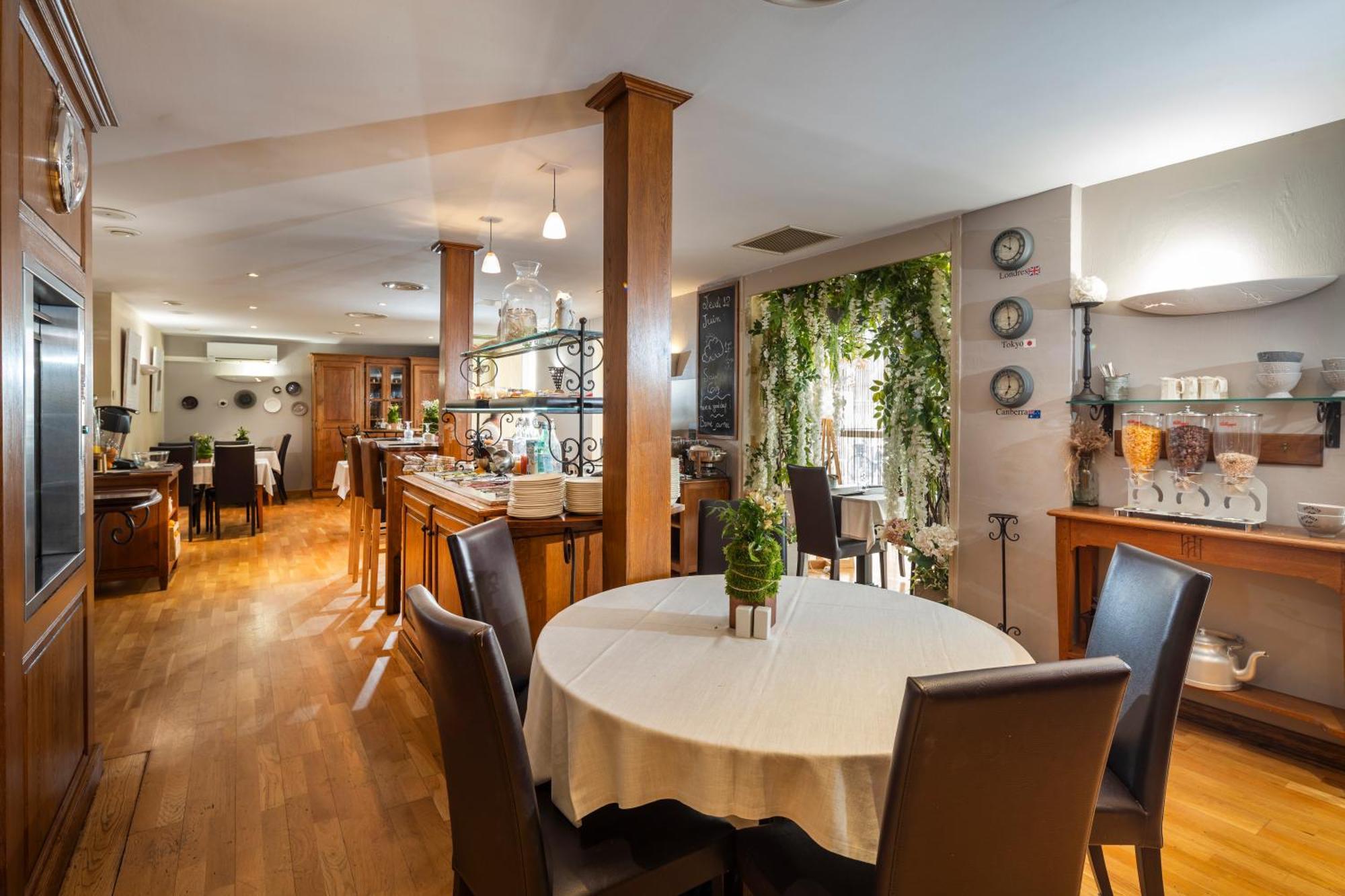 De L'horloge Hotel 4*